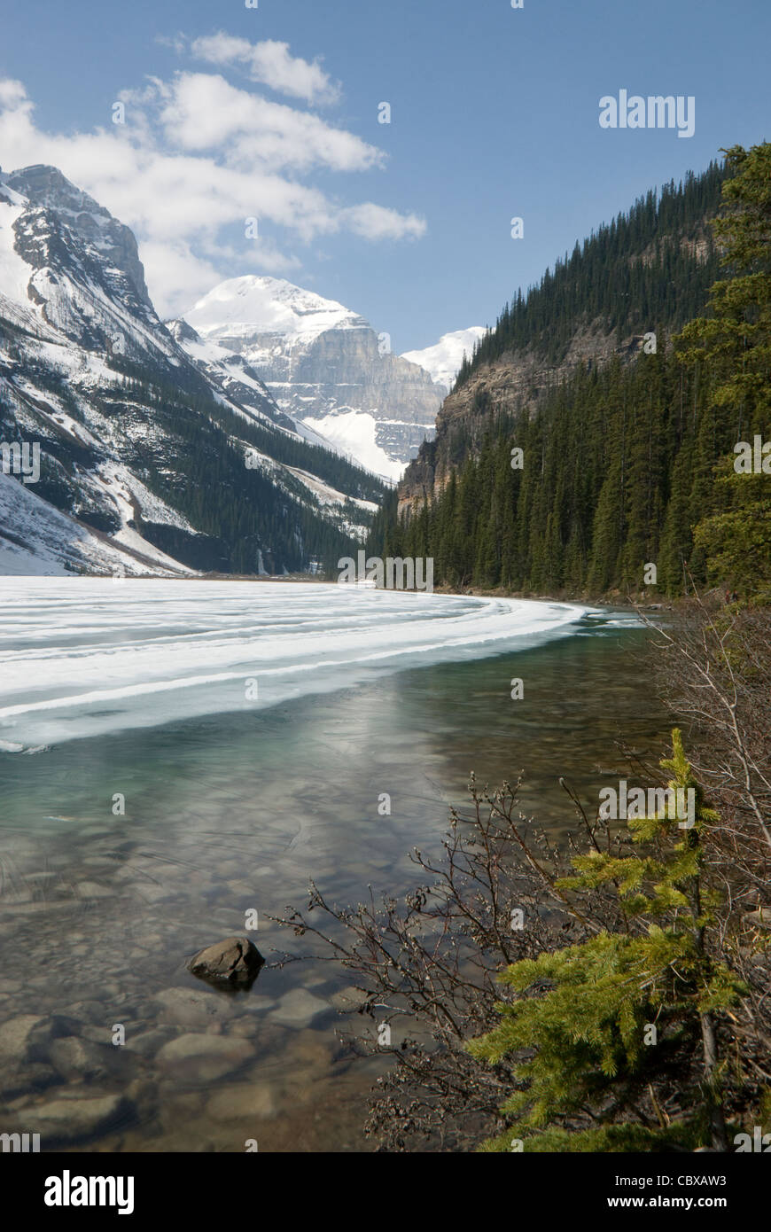 Gefrorenen See und Berge, Lake Louise, Banff, Alberta, Kanada Stockfoto