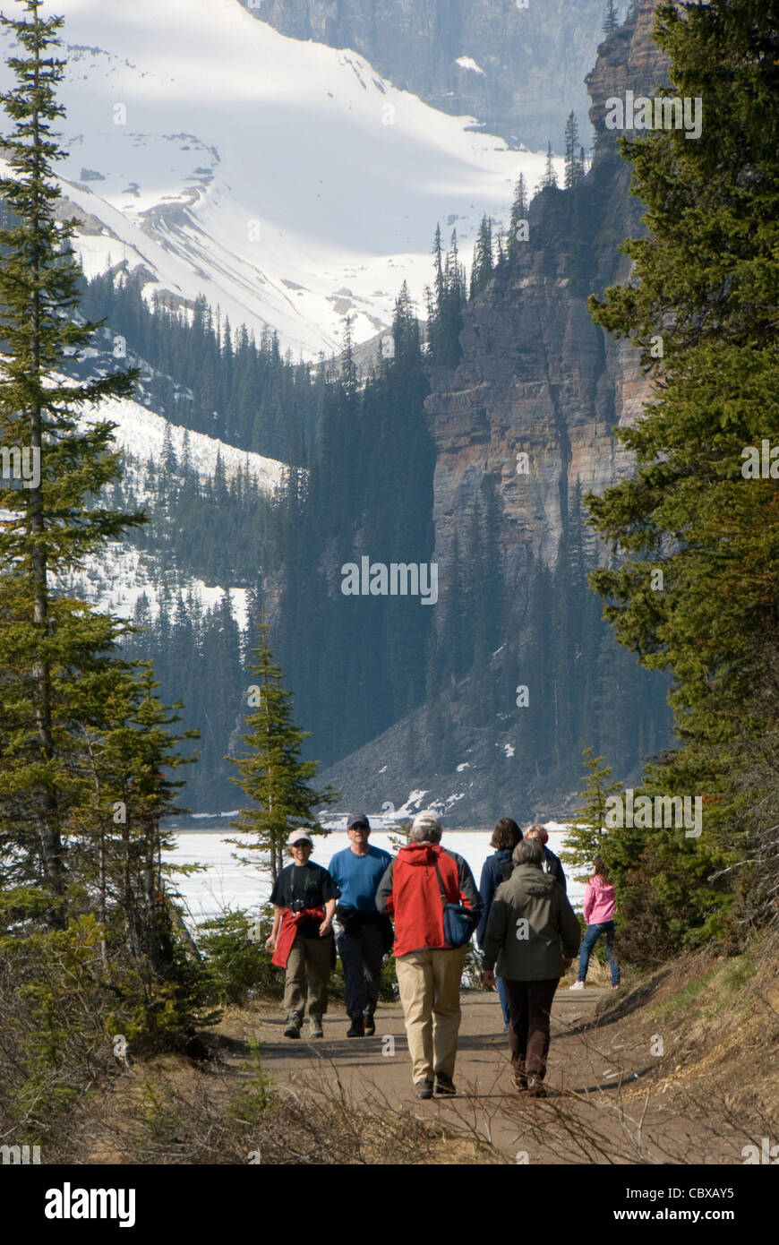 Menschen zu Fuß auf Weg neben Lake Louise, Banff, Alberta, Kanada Stockfoto