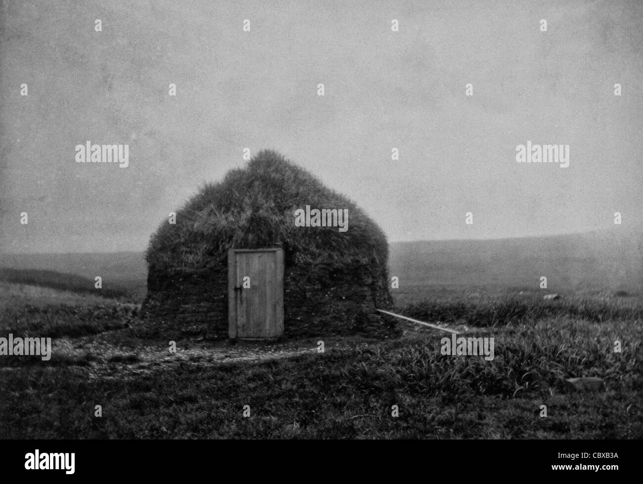 Frontalansicht des irdenen Hütte, Pribilof Inseln, Alaska, ca. 1899 Stockfoto