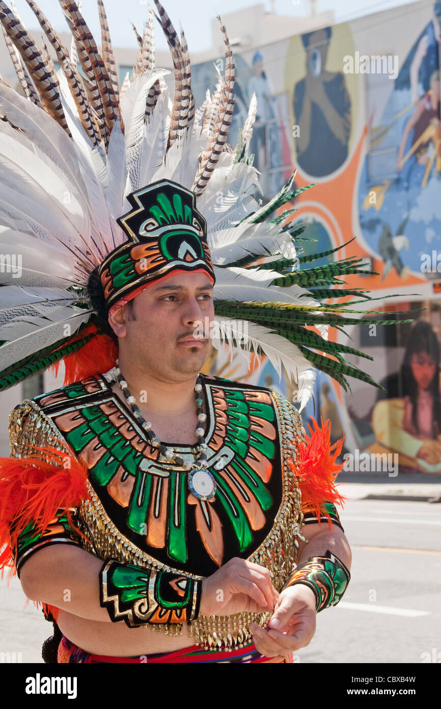 Gebürtige amerikanische Mann in Kostüm und Federschmuck am jährlichen Carnaval Festival in San Francisco, Kalifornien Stockfoto
