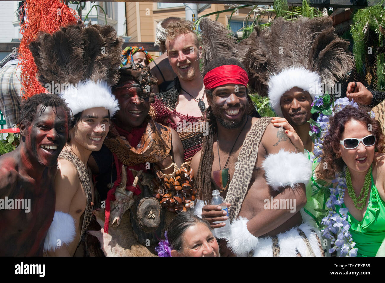 Frauen und Männer in Kostümen, die Teilnahme an jährlichen Carnaval Festival im Mission District in San Francisco, Kalifornien, USA Stockfoto