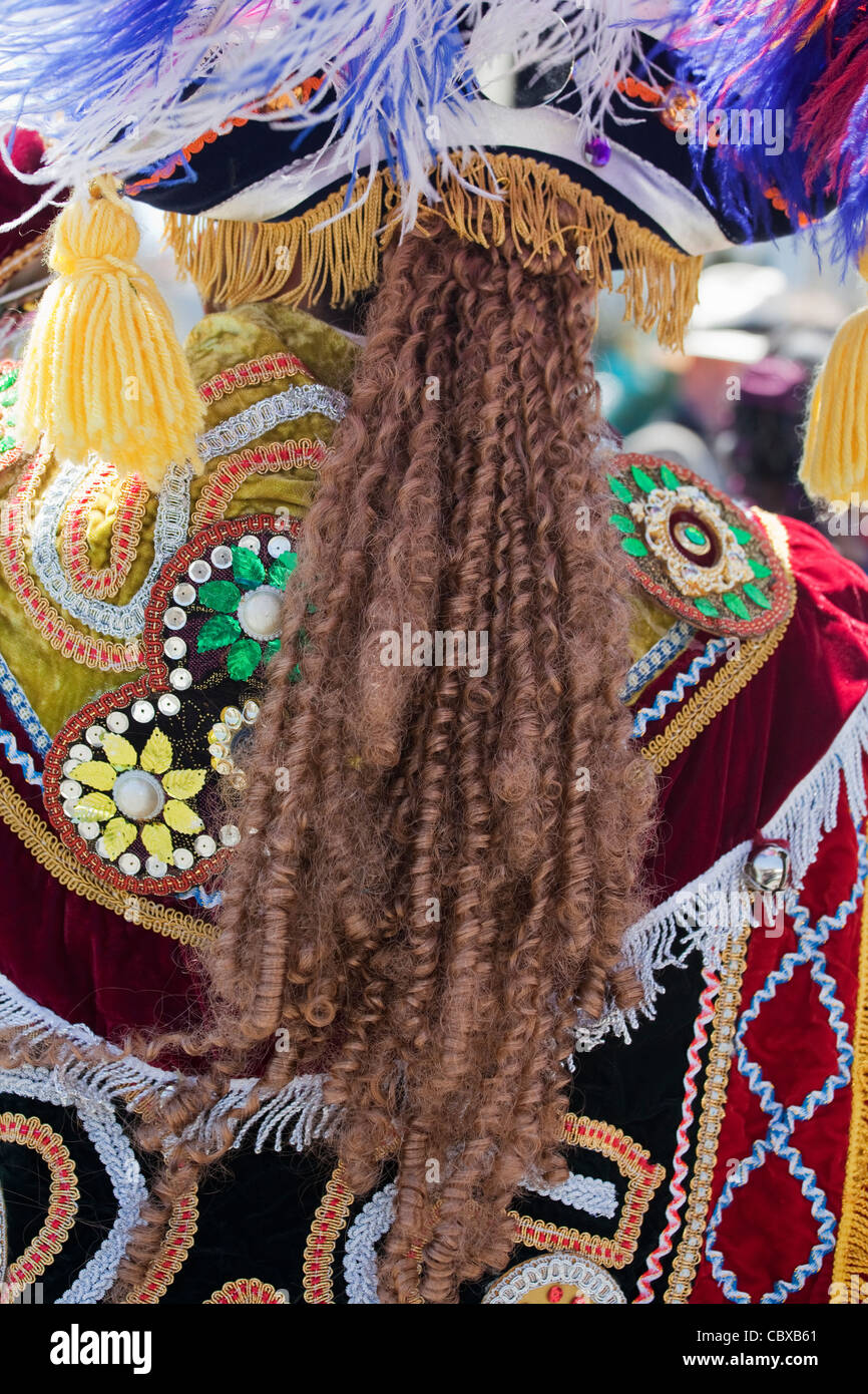 Rückseite der Mann gekleidet in Perücke und bolivianischen Kostüm am jährlichen Carnaval Festival, Mission District, San Francisco, Kalifornien, USA Stockfoto