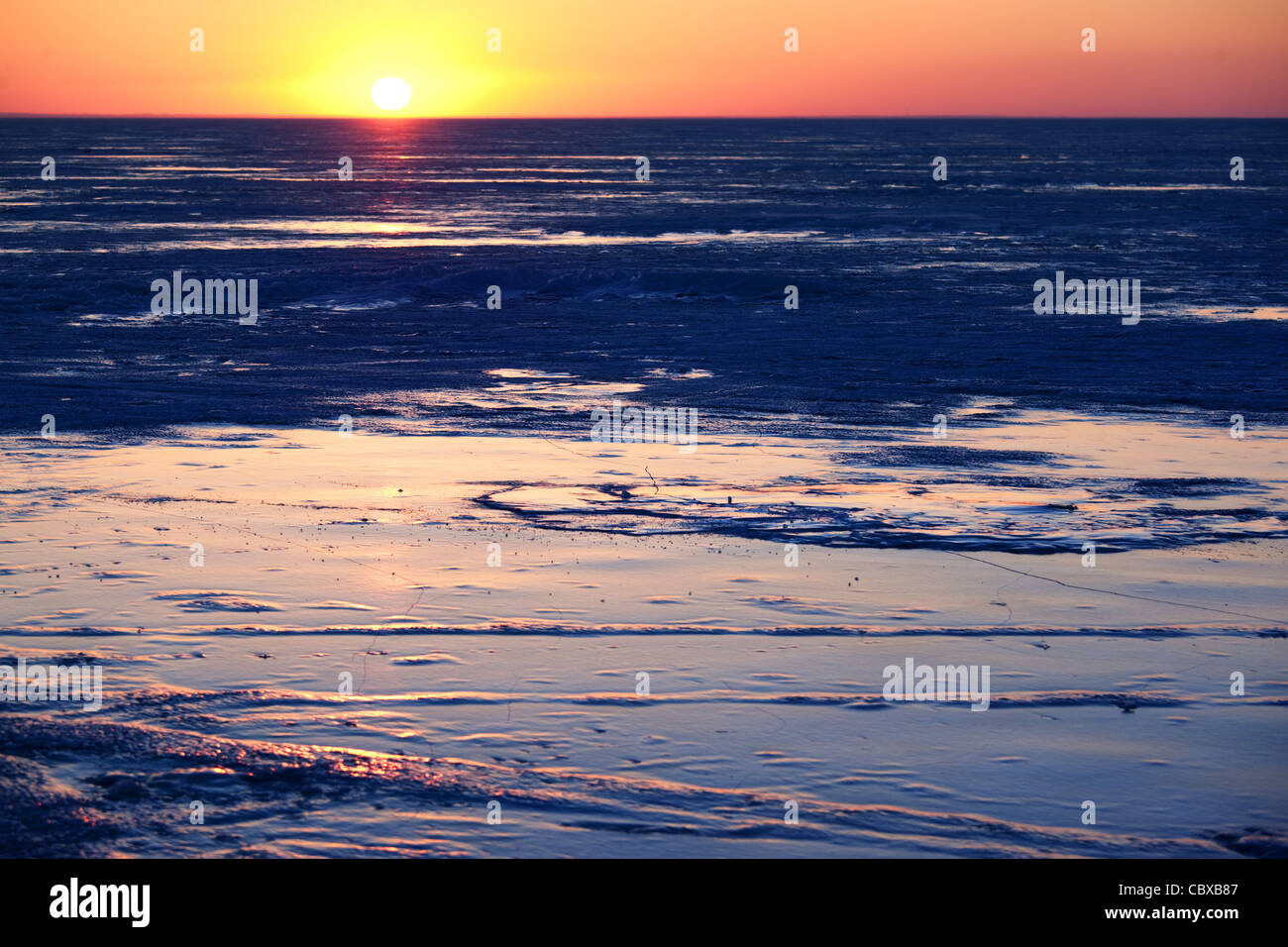 Winter-Sonnenuntergang auf dem Eis der Balchaschsee, Kasachstan Stockfoto