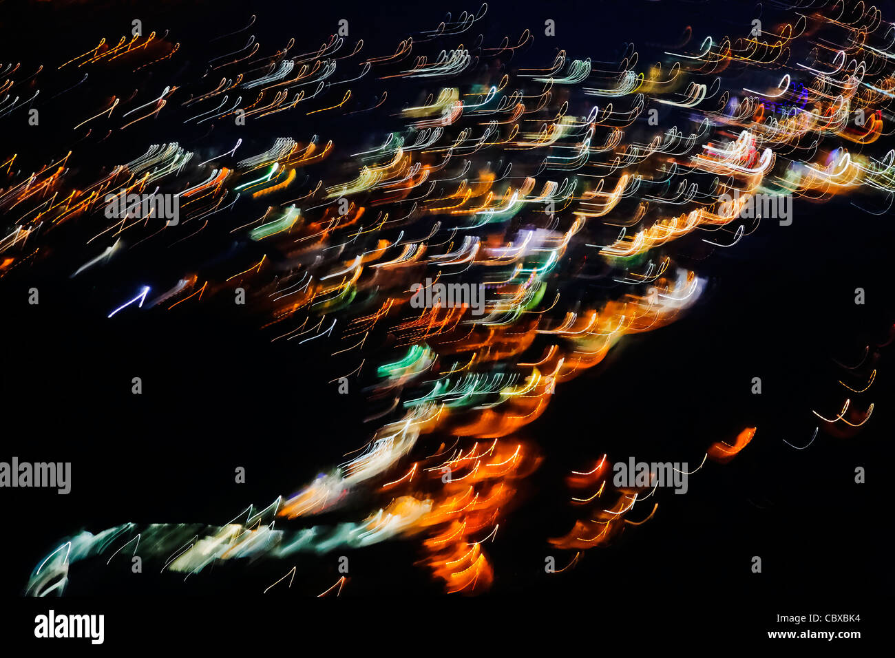 Horizontale Landschaft des Musicals Notizen Paulaner an Luft in Form von einem Tornado auf einem dunklen Hintergrund zu schweben, Stockfoto