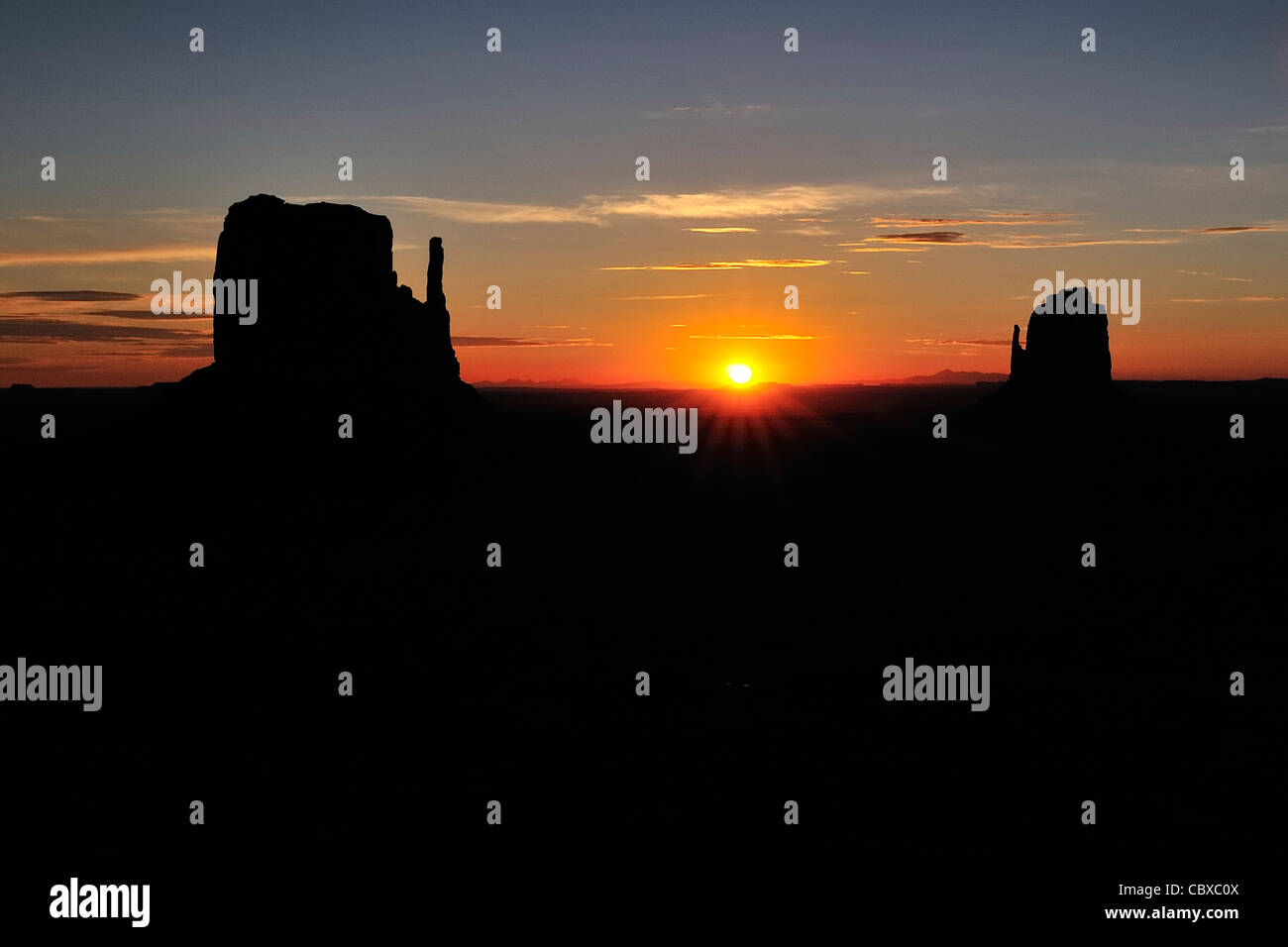 Monument Valley bei Sonnenaufgang Stockfoto