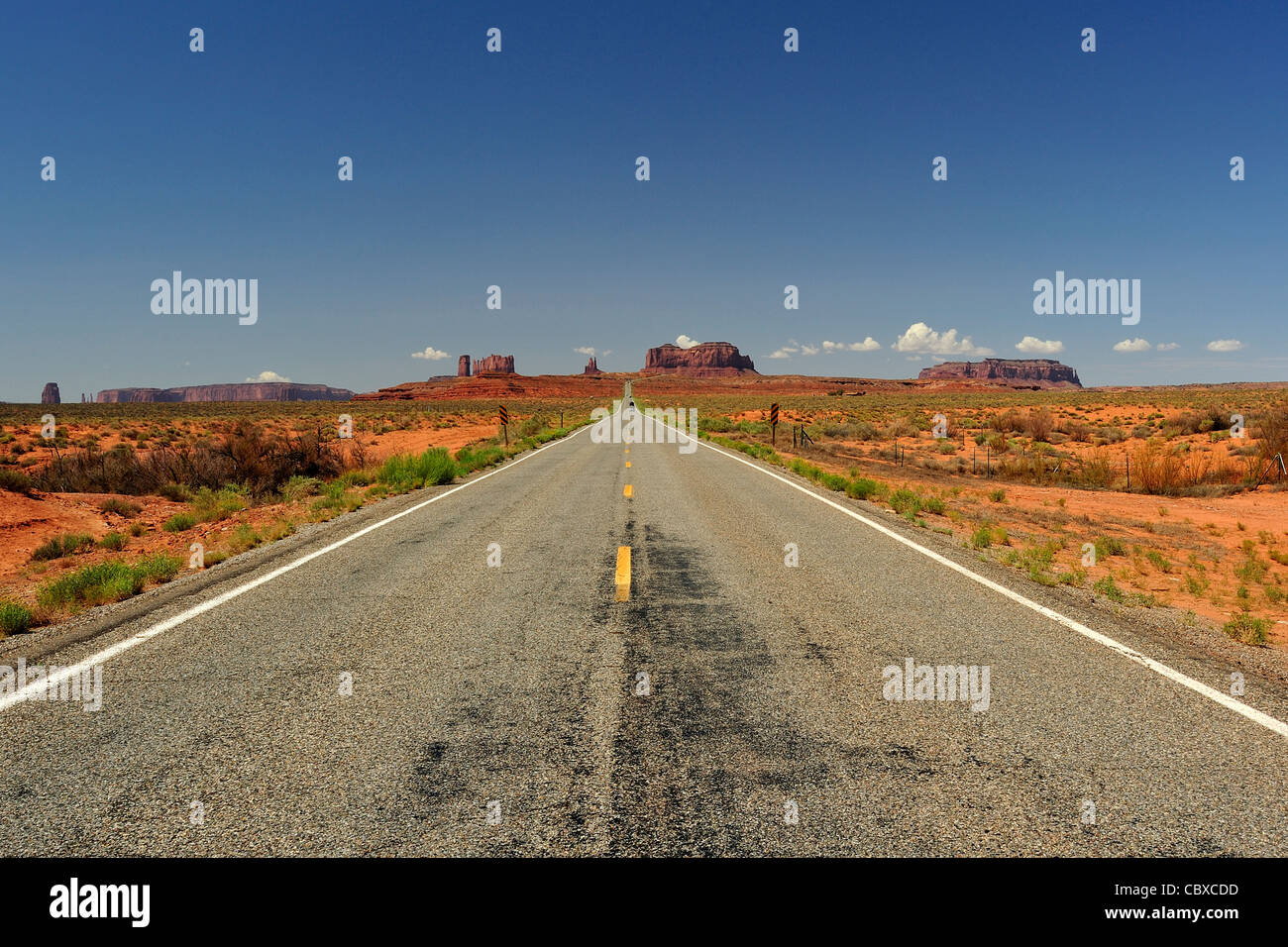 Highway 163 in Utah führt zum Monument Valley Stockfoto