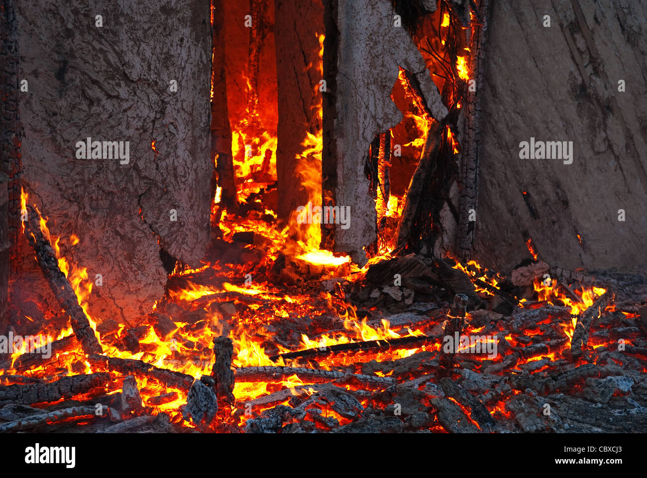 Feuer in einem verlassenen Haus der Armen Stockfoto