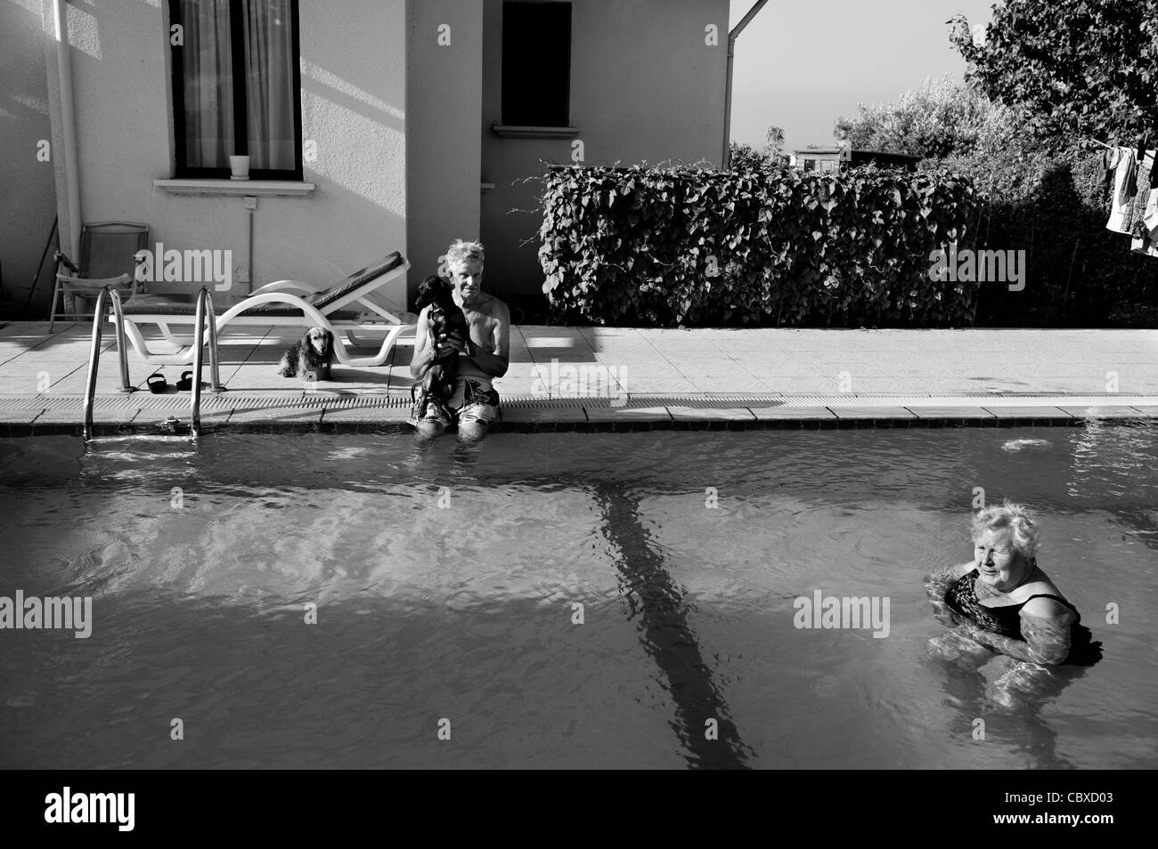 Girne, Zypern. Britische Rentner genießen Sie den Swimming Pool in ihrem Haus in Nord-Zypern. Stockfoto