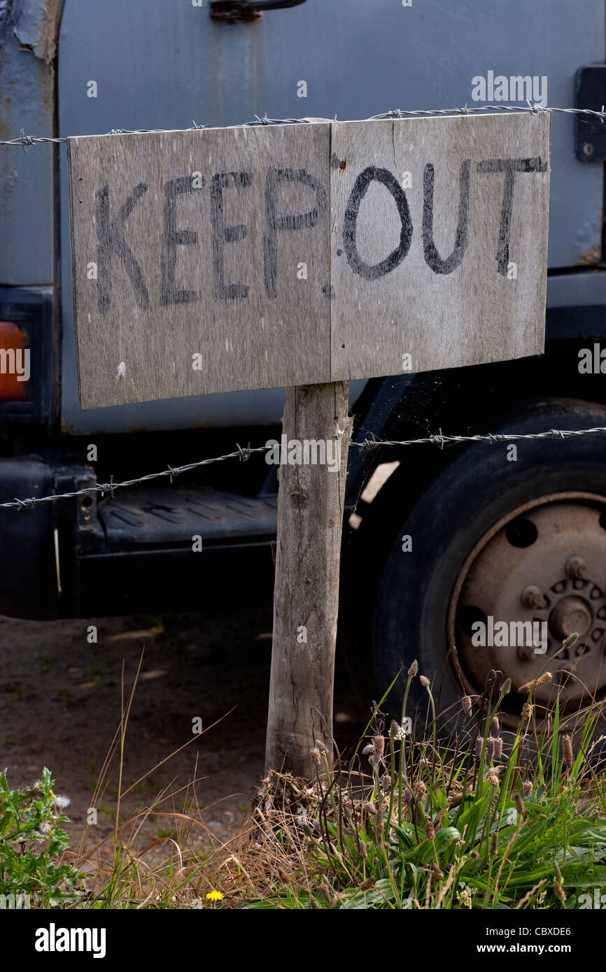 Handgemalte Schilder, "Fernhalten". Happisburgh. Norfolk. Stockfoto