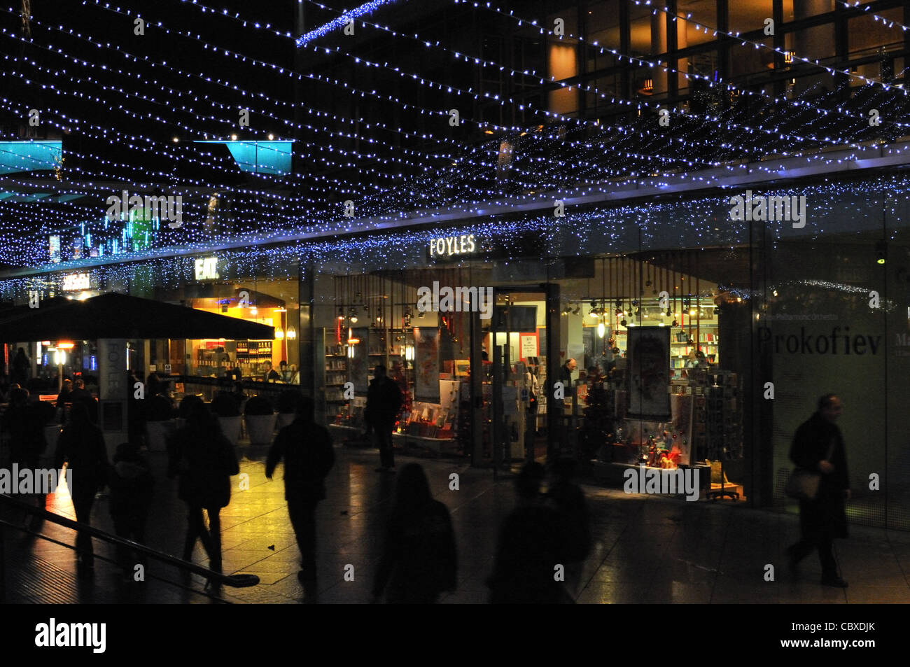 Foyles Bookshop im South Bank Centre mit seiner 2011 Weihnachtsbeleuchtung, London. Stockfoto