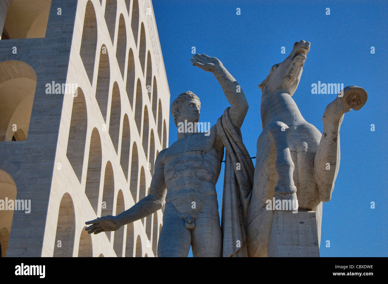 Der Palazzo della Civiltà Italiana, auch bekannt als Colosseo Quadrato, eines der Symbole der faschistischen Architektur in Rom, Italien Stockfoto