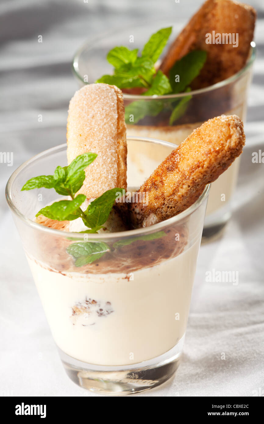 Tiramisu im Glas mit Pfefferminzblatt Stockfoto