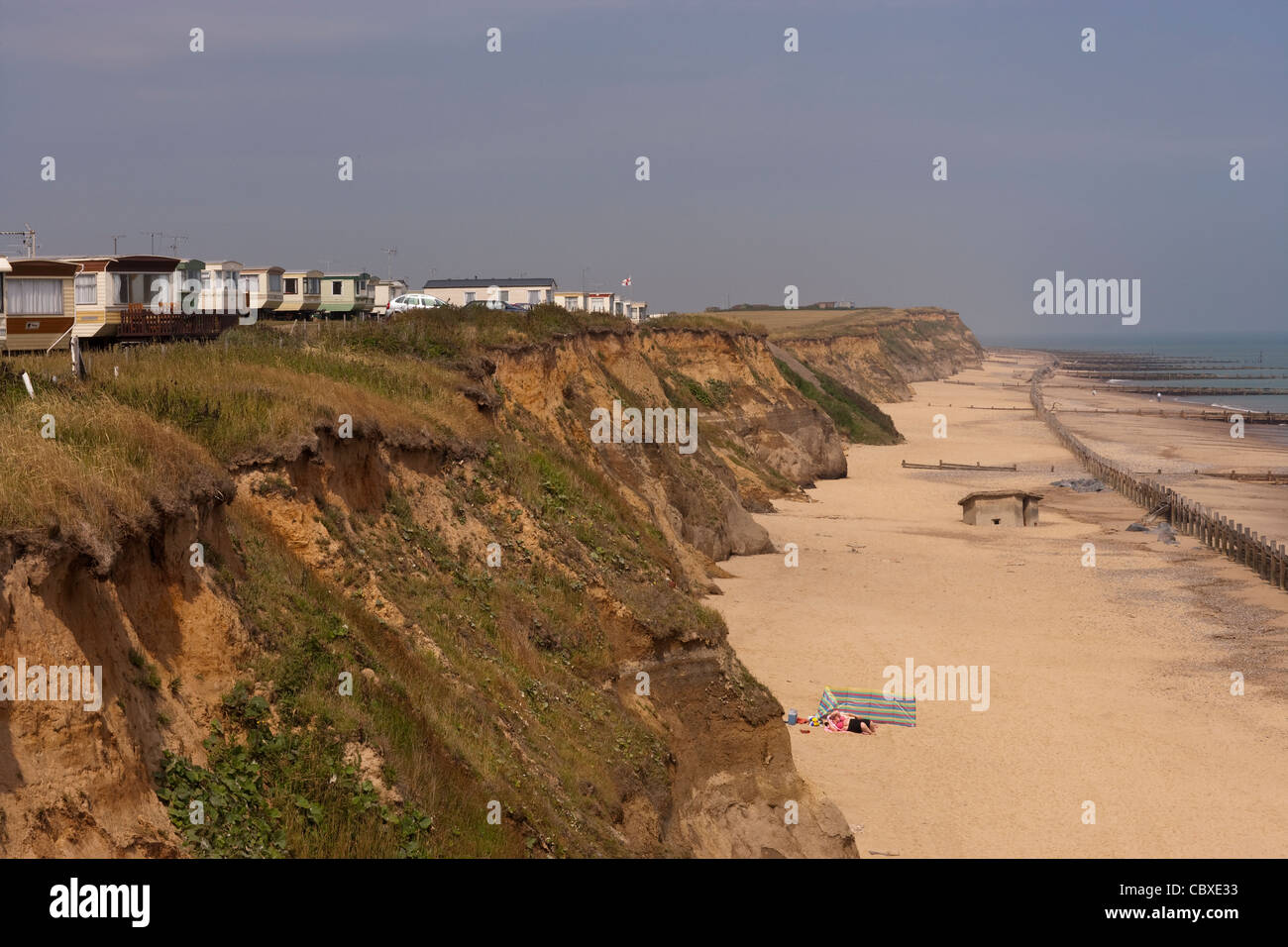 Happisburgh Küste, North Norfolk, East Anglia. Wohnwagen mit Blick auf die Nordsee von Klippen. Küstenschutzes entlang der Küste. Stockfoto