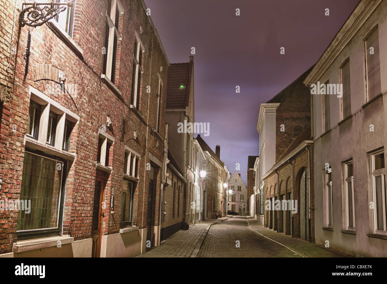 Traditionelle mittelalterliche Straße in Brügge. Nacht-Shooting einer Straße mit traditionellen flämischen Architektur von Brügge in Belgien. Stockfoto