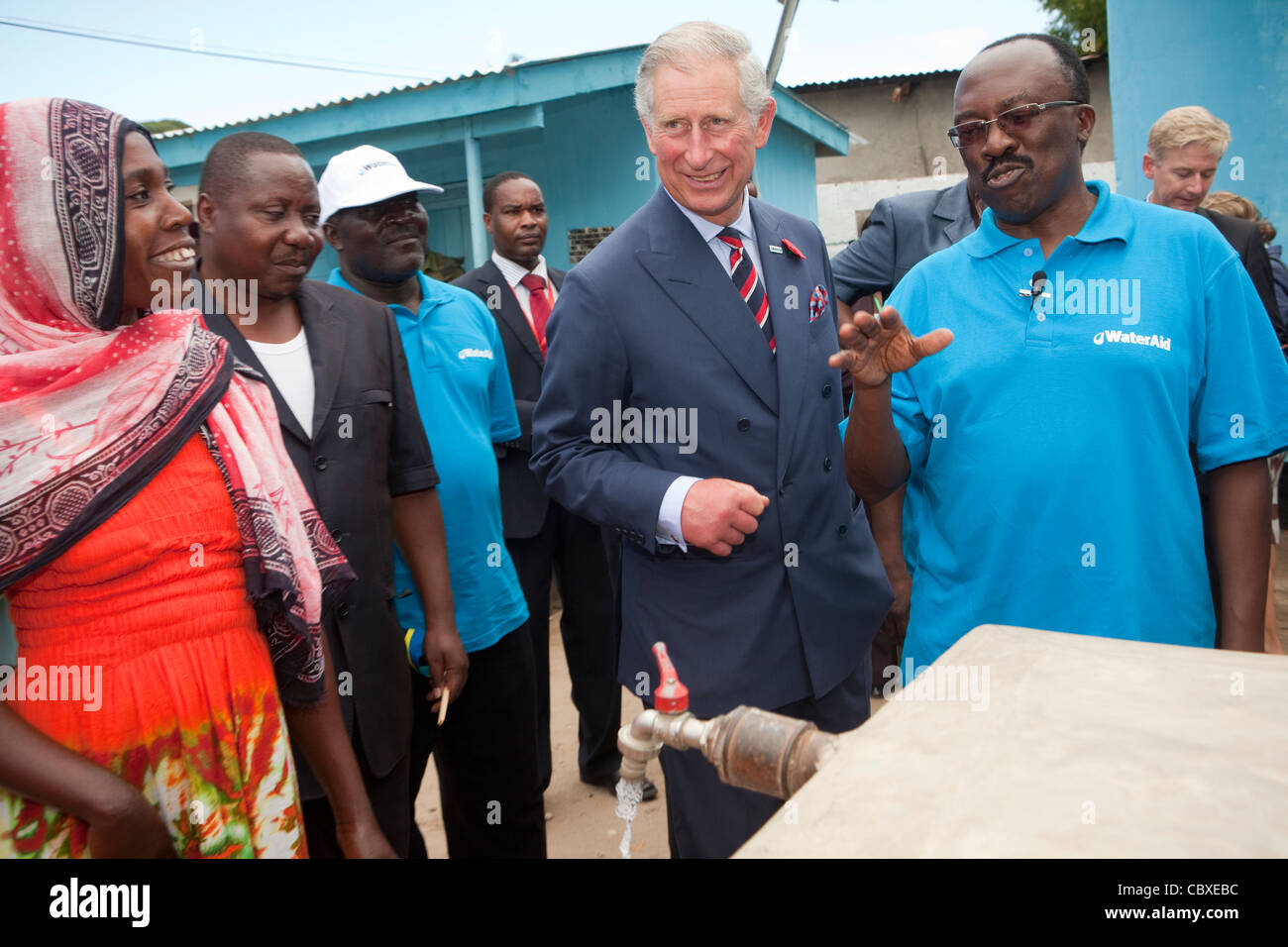 Seine königliche Hoheit Prinz Charles besucht ein WaterAid Entwicklungsprojekt in Dar Es Salaam, Tansania, Ostafrika Stockfoto