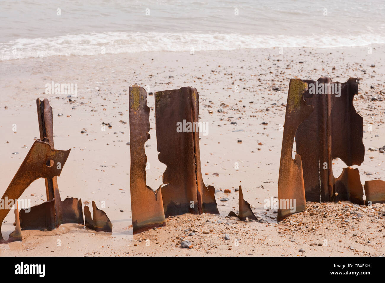 Happisburgh Strand. Norfolk. East Anglia. Überreste des Meeres beschädigt, Metall korrodiert, Brakewater. Stockfoto