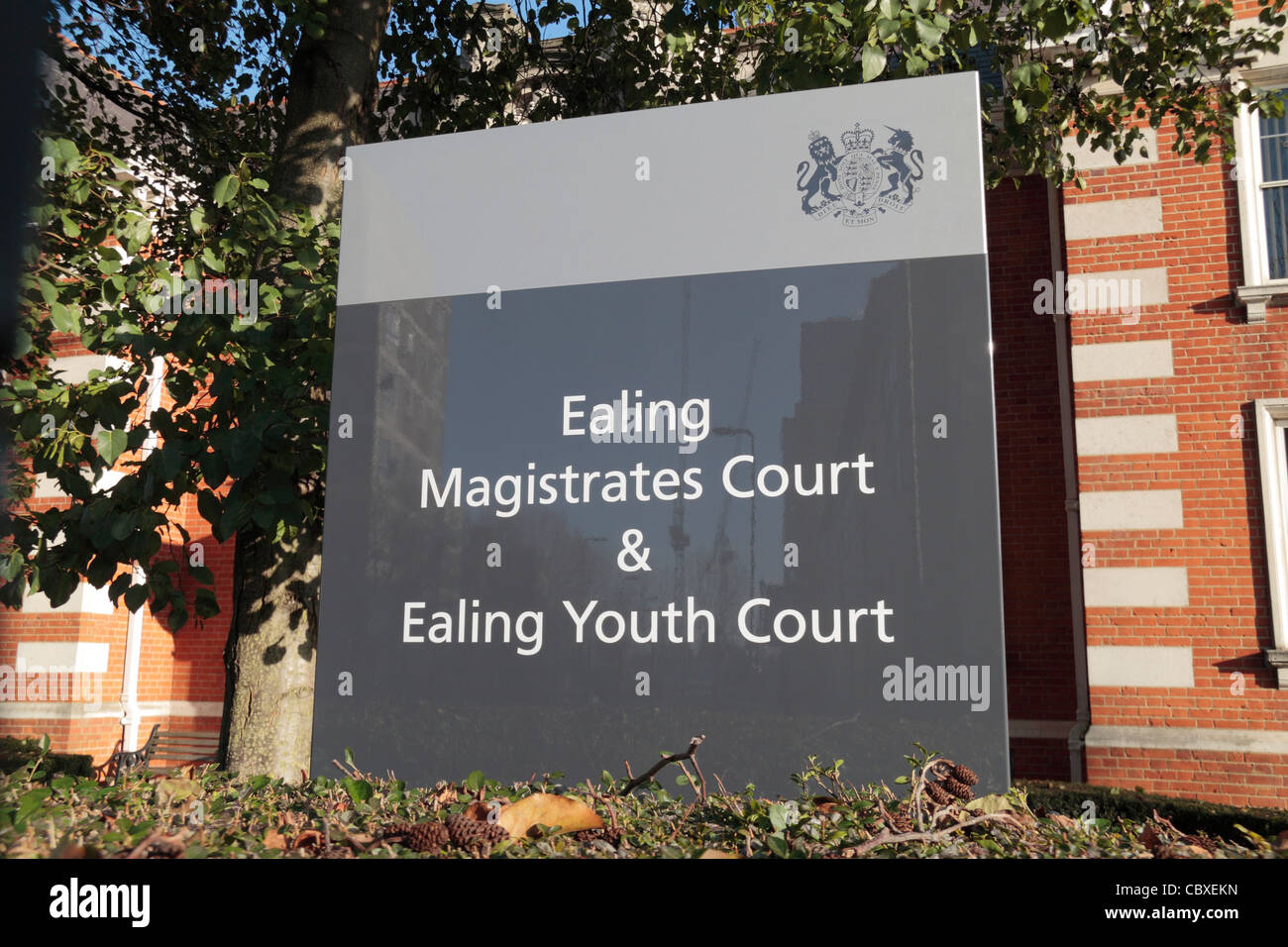Melden Sie außen Amtsgericht Ealing und Ealing Jugendgericht, Ealing, London, UK. Stockfoto