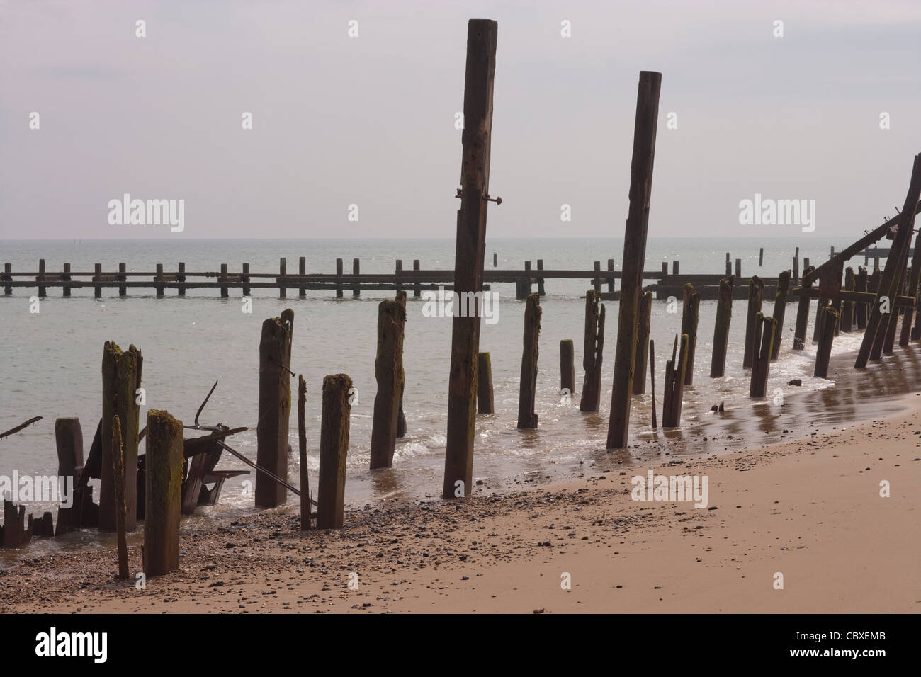 Happisburgh Strand. Norfolk. East Anglia. Nordsee Gezeiten beschädigt Metall- und Wellenbrechern. Stockfoto
