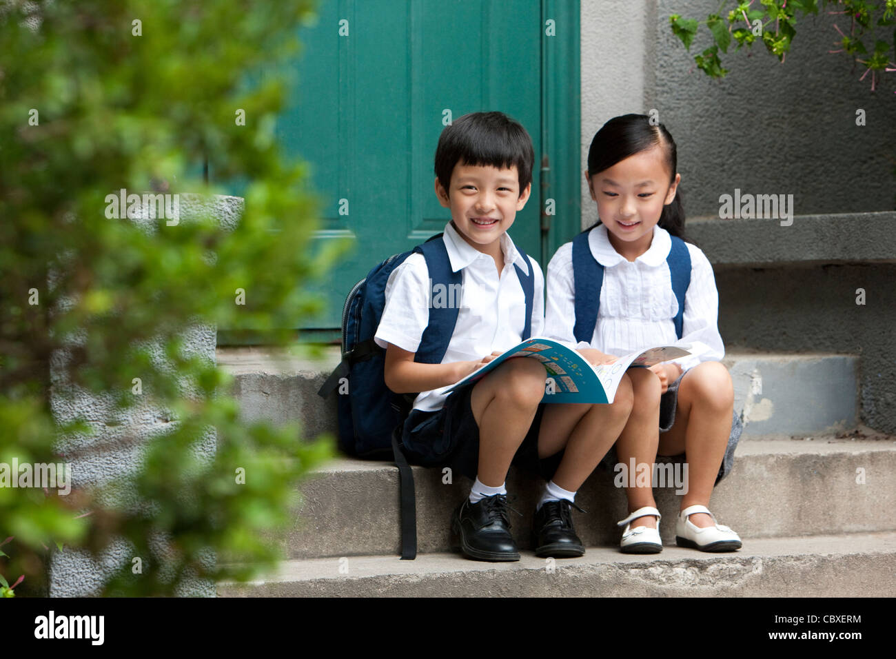 Zwei Schulkinder lernen außerhalb Stockfoto