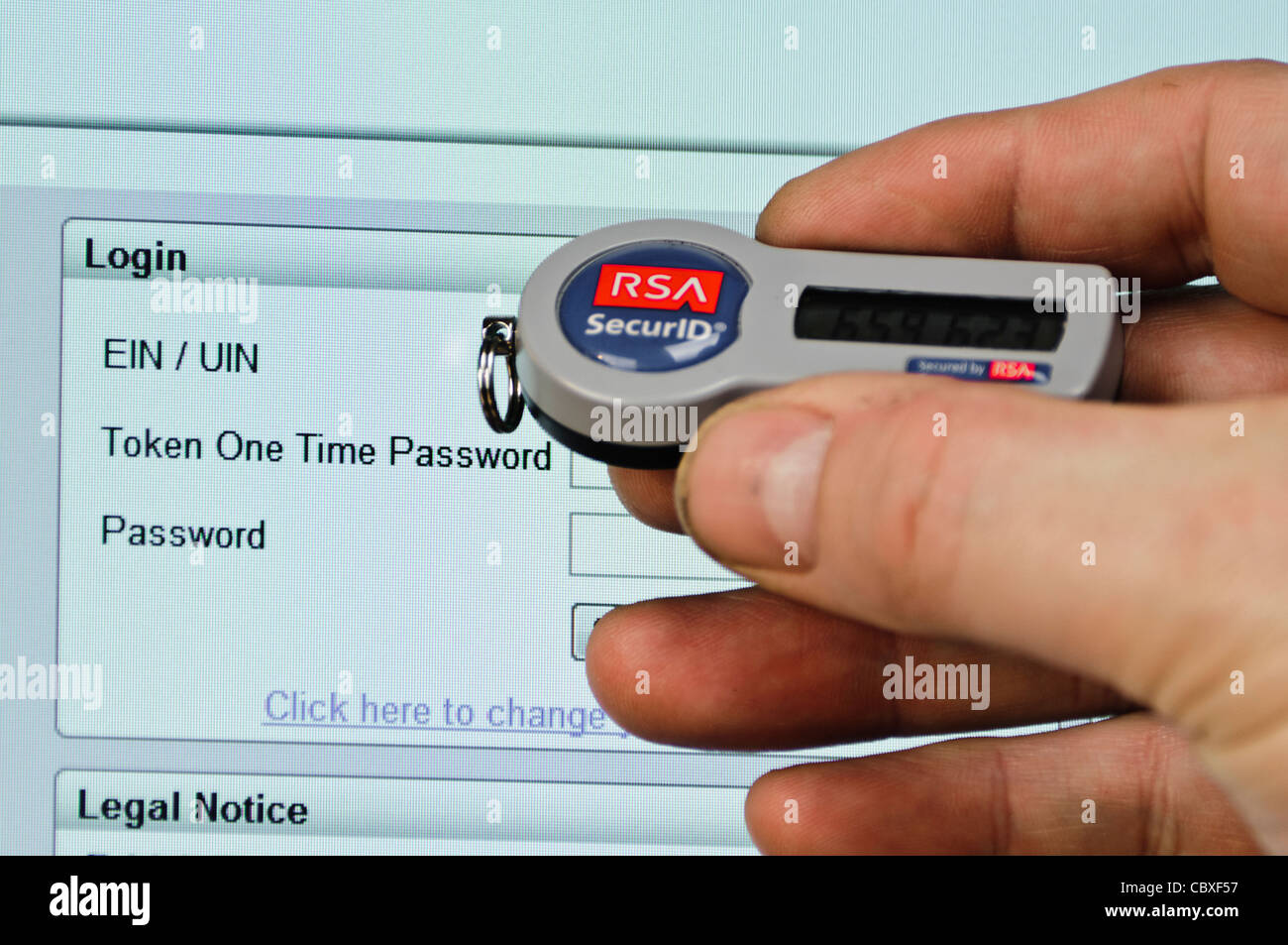 Man verwendet die SecurID-Token in eine Website, die eine Benutzer-ID, Kennwort und Kennwort anmelden. Stockfoto