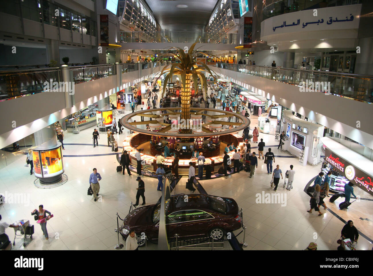 Duty-Free-Zone innerhalb des Dubai International Airport, Vereinigte Arabische Emirate Stockfoto