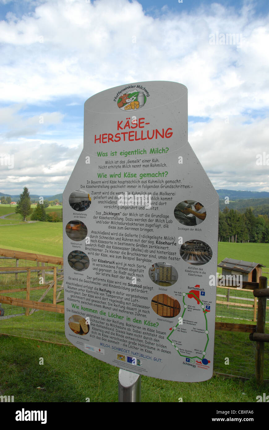 Zeichen für die "Pfaffenwinkler Milchweg" interpretative Weise am Schönegger Käsealm, eine alpine Milchviehbetrieb in Prem, Bayern, Deutschland Stockfoto