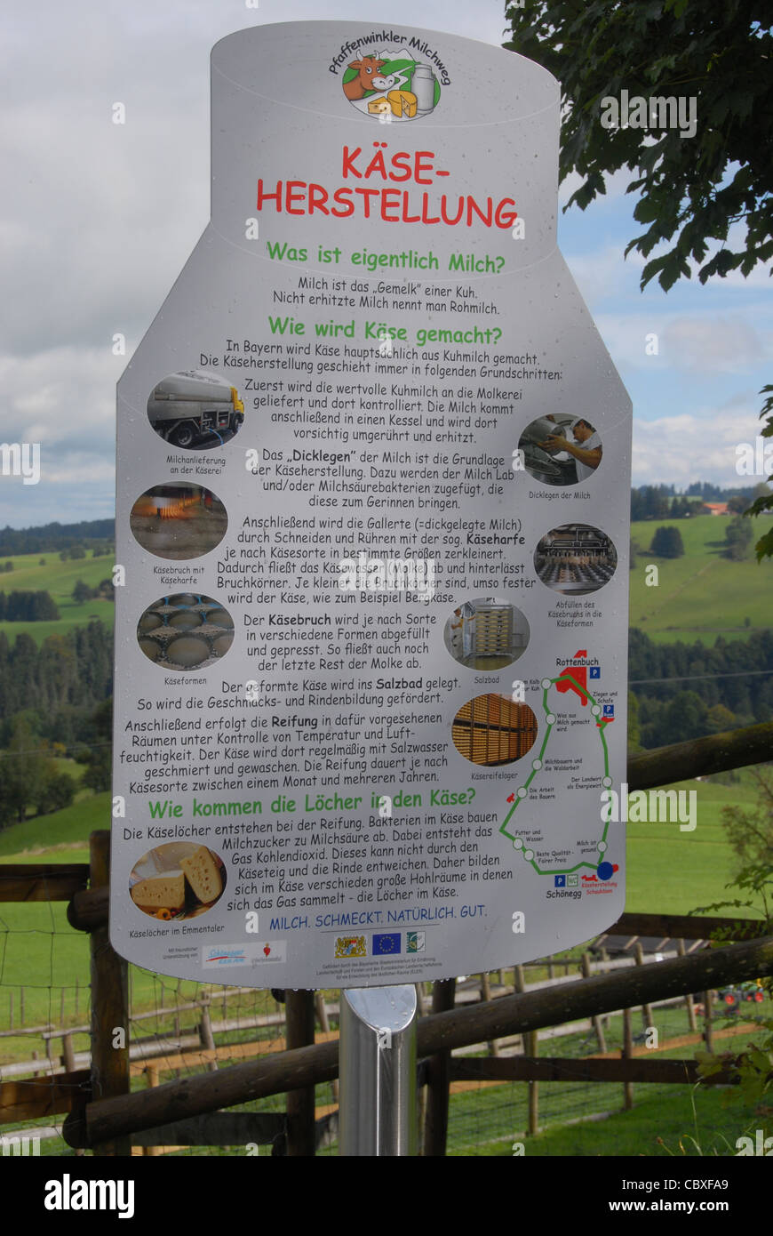 Zeichen für die "Pfaffenwinkler Milchweg" interpretative Weise am Schönegger Käsealm, eine alpine Milchviehbetrieb in Prem, Bayern, Deutschland Stockfoto