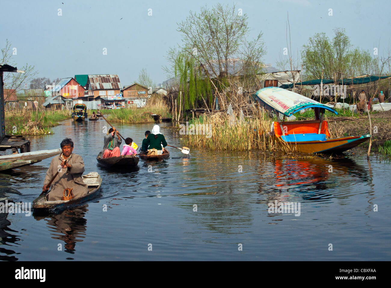 Leute mit Kanus in einem Kanal in Dal Lake Kaschmir Stockfoto