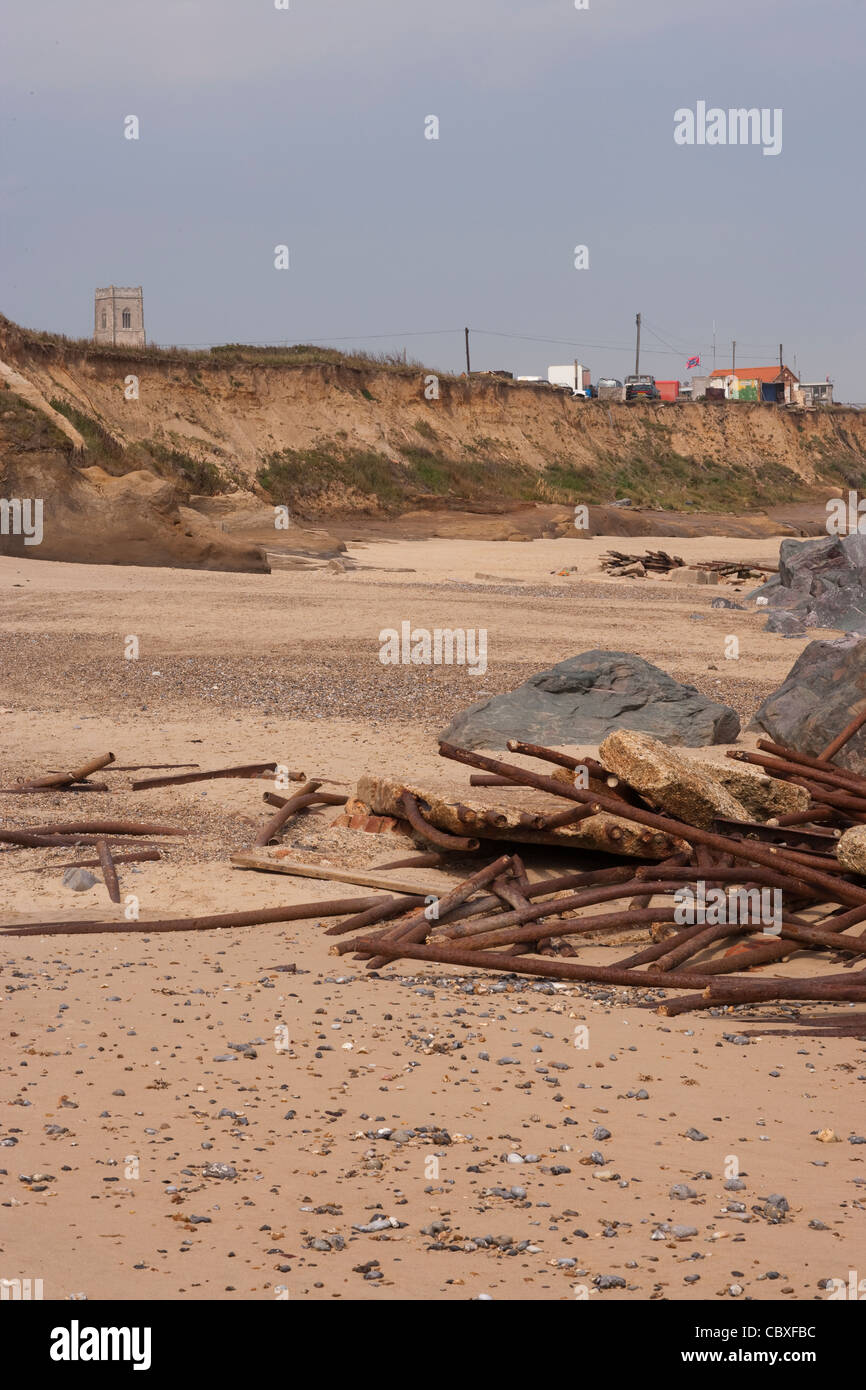 Happisburgh Meer erodierte Küsten, North Norfolk. Metall Brakewaters angesammelt durch Gezeiten Maßnahmen gegen importierte Felsen zerstört. Stockfoto