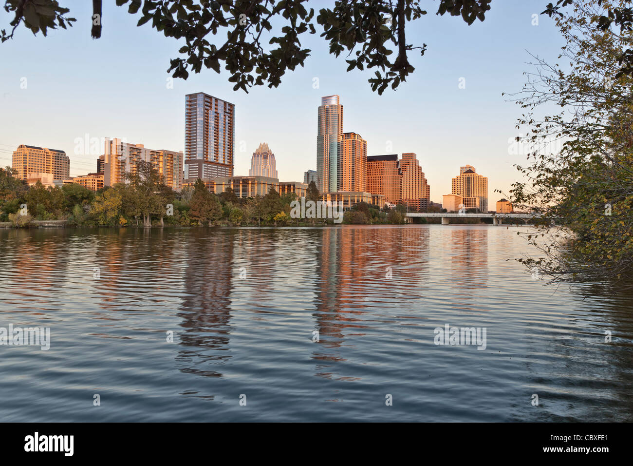 Austin Skyline bei Sonnenuntergang, Lady Bird Lake. Stockfoto
