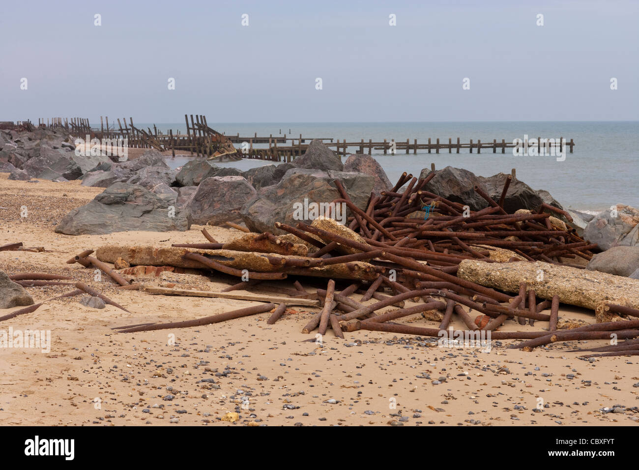 Happisburgh Strand und Küste, Norfolk. Kumulierte zerstört Metall Brakewaters und importierten Felsen Meer zu verteidigen Stockfoto