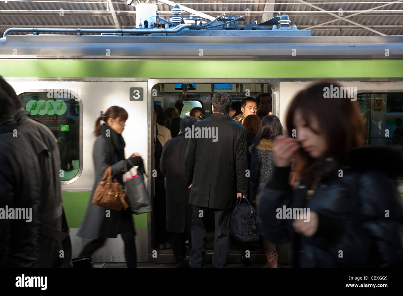 Tokyo beschäftigt u-Bahnstation mit Pendler, die mit riesigen u-Bahnnetz, Tokio, Japan. Stockfoto