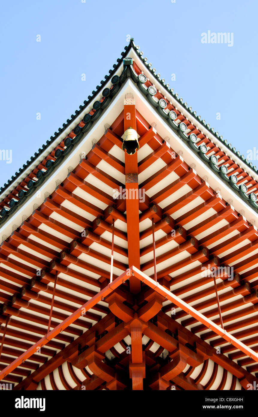 Naritasan Shinshoji Tempel Daitou großer Tempel Narita Japan // NARITA, Japan – der Daitou (großer Tempel) von Naritasan Shinshoji, der 58 Meter hoch auf dem Berg Narita thront. Diese moderne Ergänzung des alten buddhistischen Komplexes von Shingon wurde 1984 erbaut und wurde 940 n. Chr. gegründet. Sie verbindet zeitgenössisches architektonisches Design mit traditioneller religiöser Symbolik und dominiert die Skyline von Narita City. Stockfoto