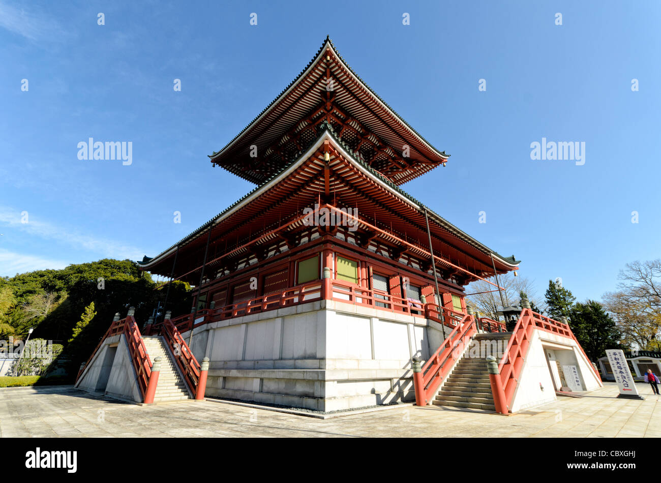 NARITA, Japan – der Daitou (großer Tempel) des Naritasan Shinshoji, der 58 Meter hoch auf dem Berg Narita thront. Diese moderne Ergänzung des alten buddhistischen Komplexes von Shingon wurde 1984 erbaut und wurde 940 n. Chr. gegründet. Sie verbindet zeitgenössisches architektonisches Design mit traditioneller religiöser Symbolik und dominiert die Skyline von Narita City. Stockfoto