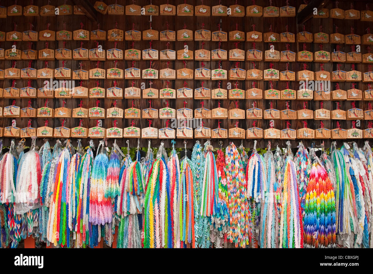 Senbazaru tausend Kraniche und Gebet Boards am Fushimi Inari Schrein, Kyoto, Japan Stockfoto