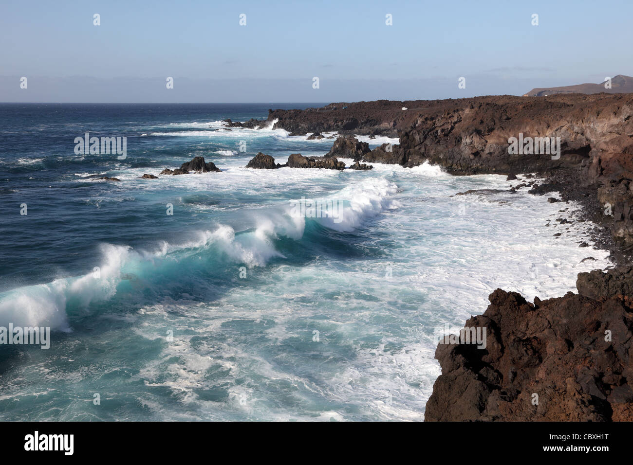 Große Wellen an der Küste von Lanzarote, Kanarische Inseln, Spanien Stockfoto