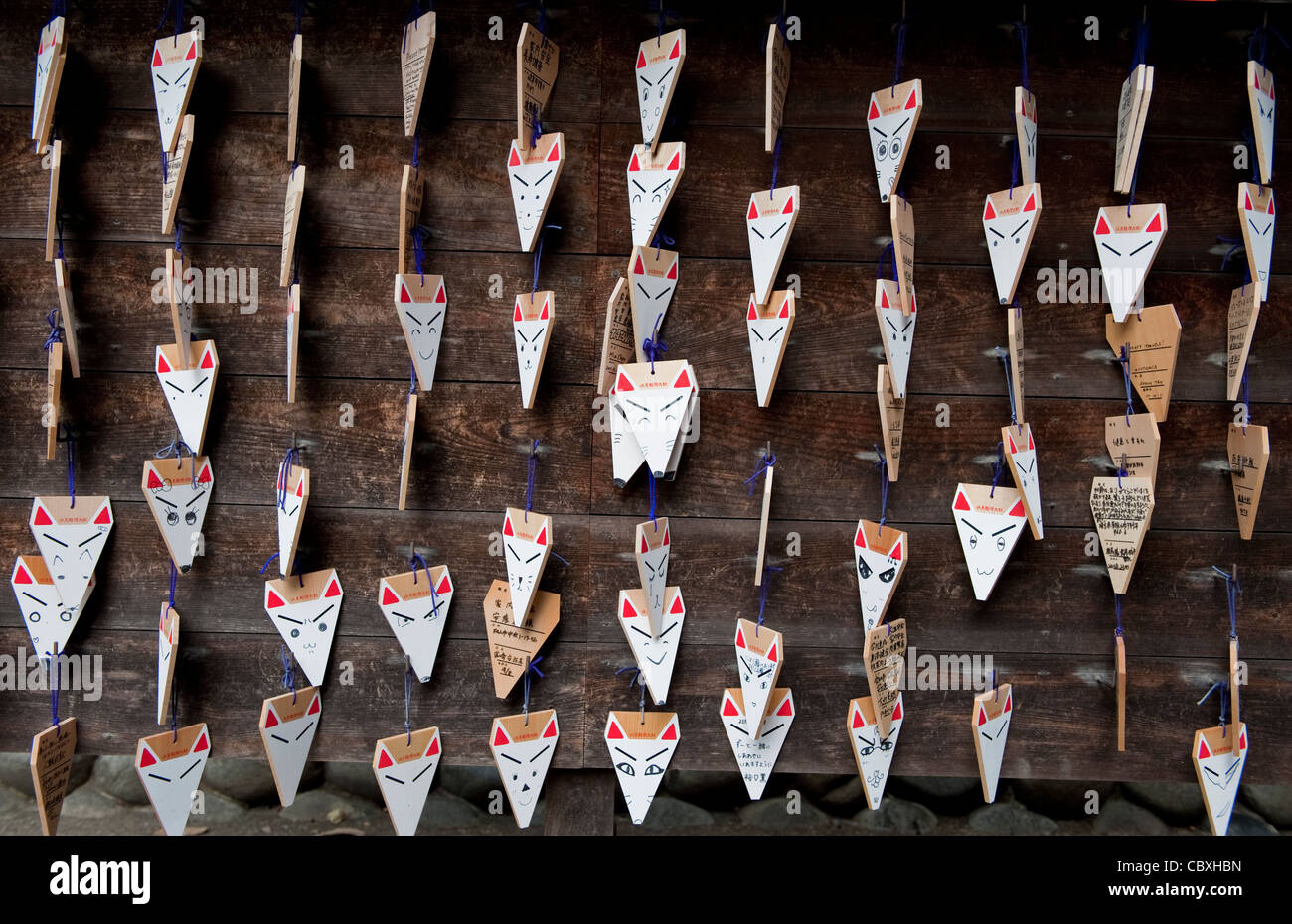 Gebet-Boards / votive Tabletten am Fushimi Inari Schrein, Kyoto, Japan Stockfoto