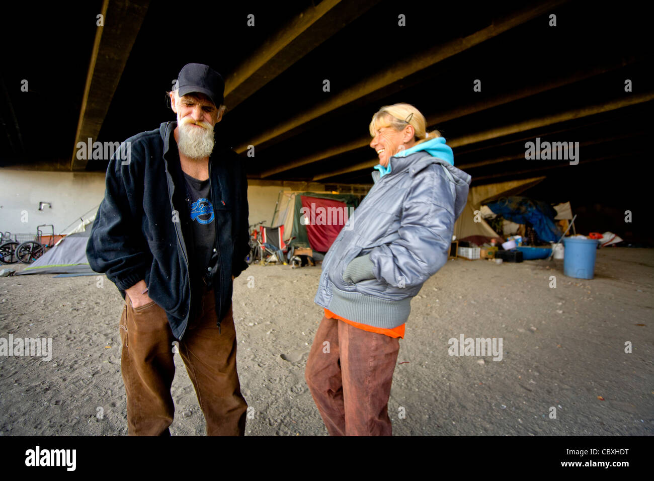 Obdachlose Militärs im Ruhestand Leben unter einer Brücke von Südkalifornien in Notunterkünften Jerry gebaut. Stockfoto