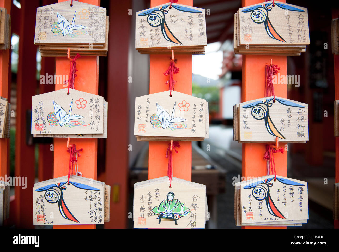 Gebet-Boards / votive Tabletten am Fushimi Inari Schrein, Kyoto, Japan Stockfoto