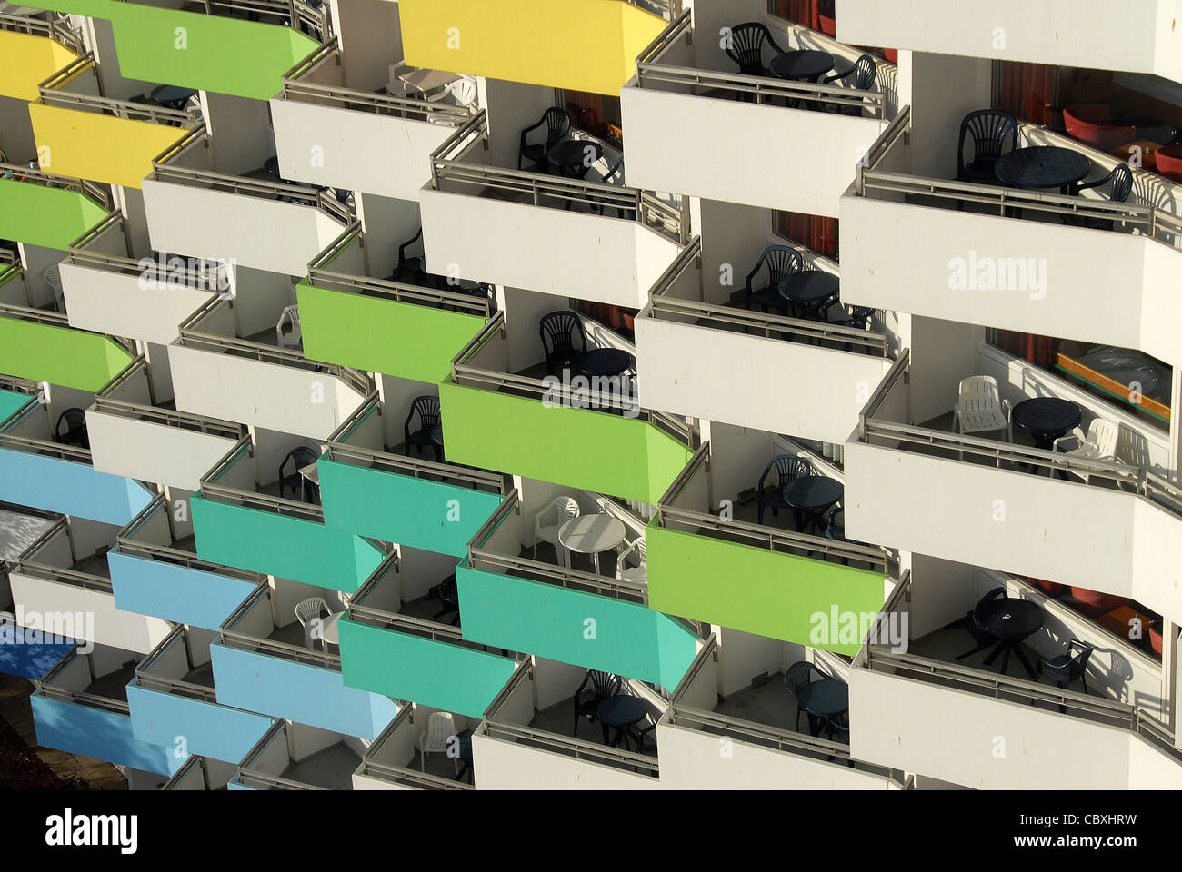 Bunte Balkone an der Fassade des Ostseebad Damp, die Premium-Unterkünfte am Meer/Kurort an der Ostsee Stockfoto