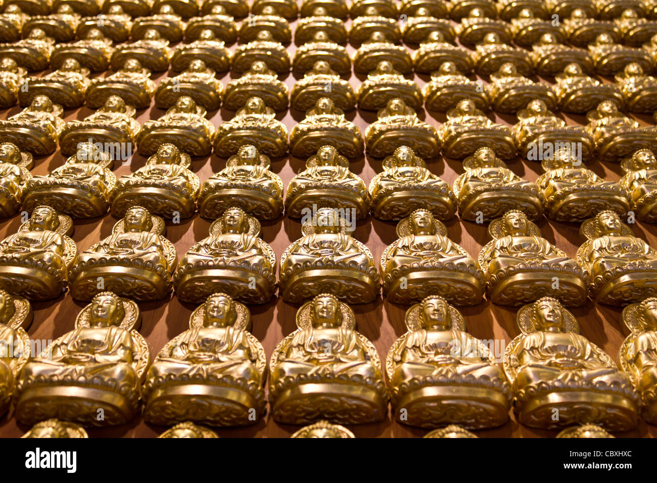 viele Buddhastatuen an Wand im chinesischen Tempel Thailand Stockfoto