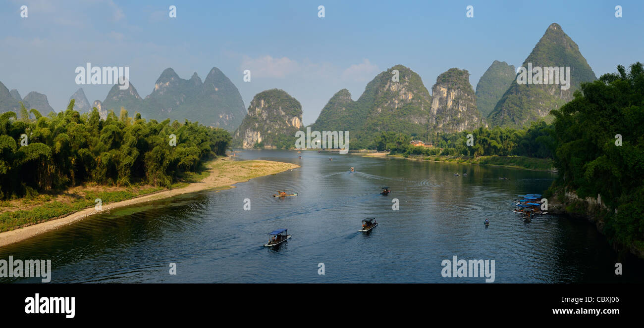 Panorama der Karst Kalkstein Gipfel rund um den Fluss Lijiang bei yangshuo China Stockfoto