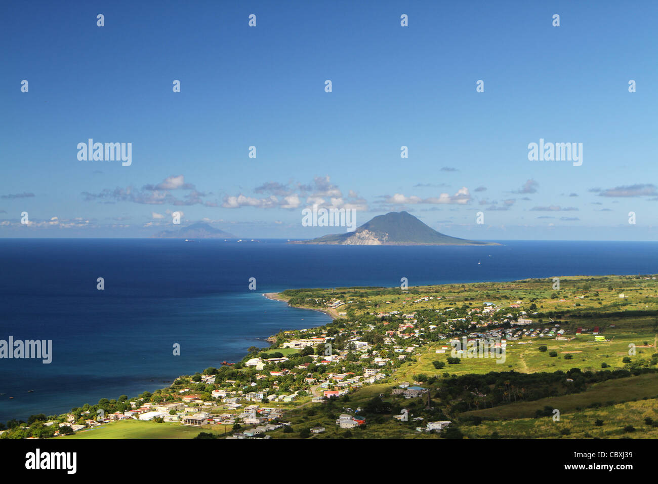 Die Inseln (näher) St. Eustatius und Saba in der östlichen Karibik gesehen von Fort Brimstone auf St. Kitts Stockfoto