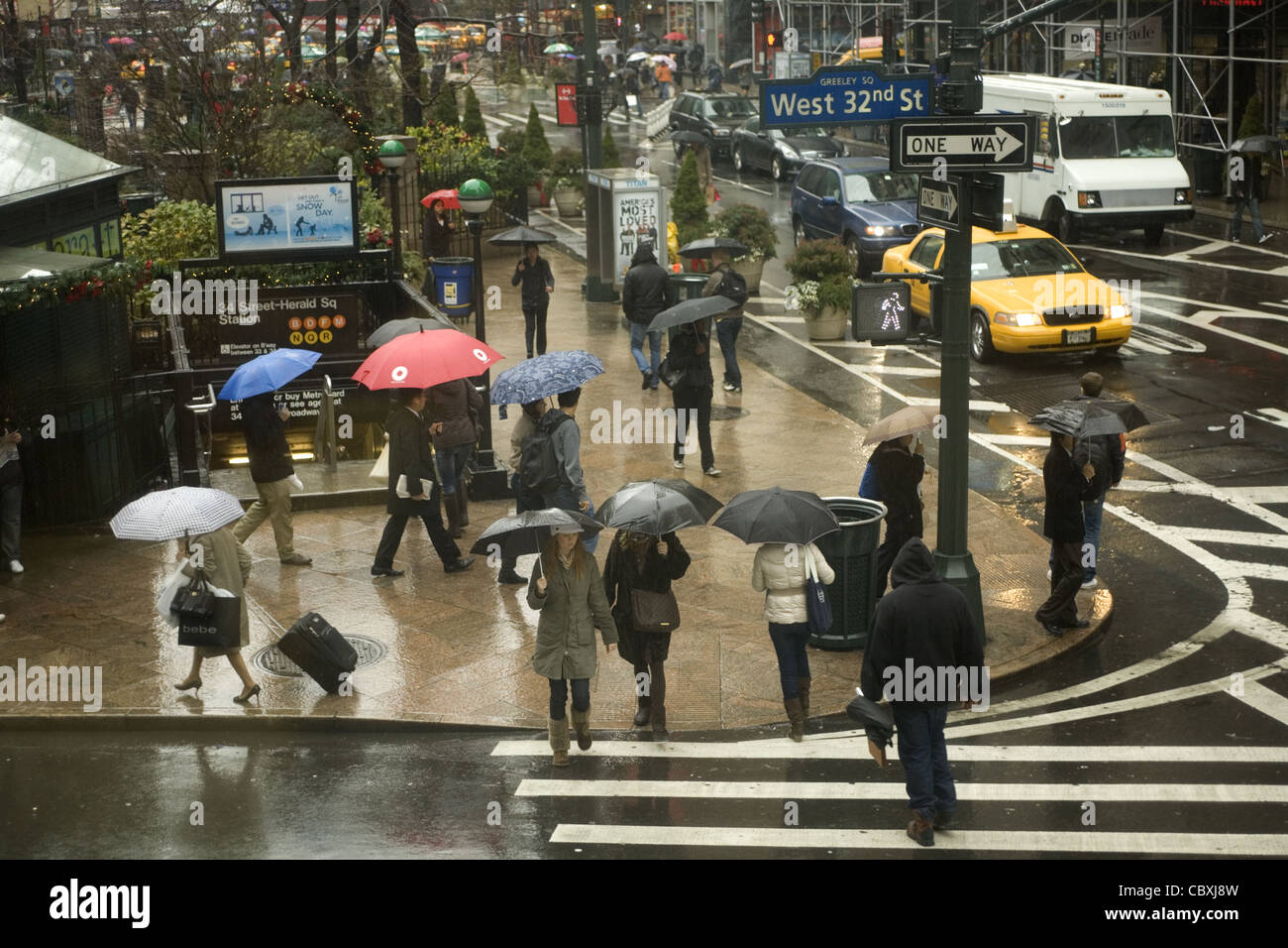 Rainy Day am Broadway und 32nd St. vom Herald Square in New York City. Stockfoto