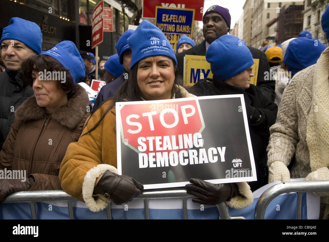 Gewerkschaftsmitglieder der UFT und anderer Gewerkschaften marschieren in NYC gegen bezahlten politischen Einfluss, der in vielen Staaten die Rechte der Wähler eindämmerte Stockfoto
