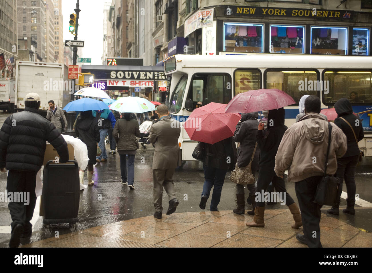 Rainy Day in New York an der 5th Avenue und 29th Street. Stockfoto