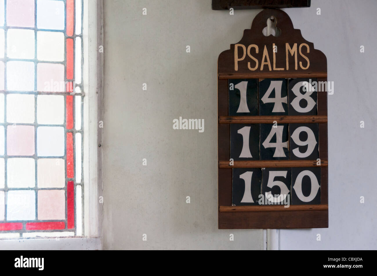 Ein Holzbrett mit verstellbaren Zahlen in einer Kirche informiert die Gemeinde der Psalm Zahlen während des Gottesdienstes. Stockfoto