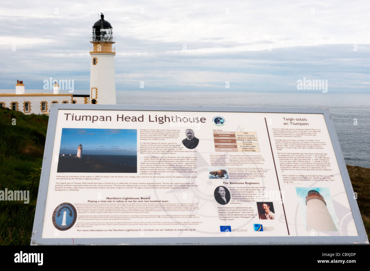 Eine interpretierenden Zeichen vor dem Tiumpan Head Leuchtturm auf der Isle of Lewis auf den äußeren Hebriden Stockfoto