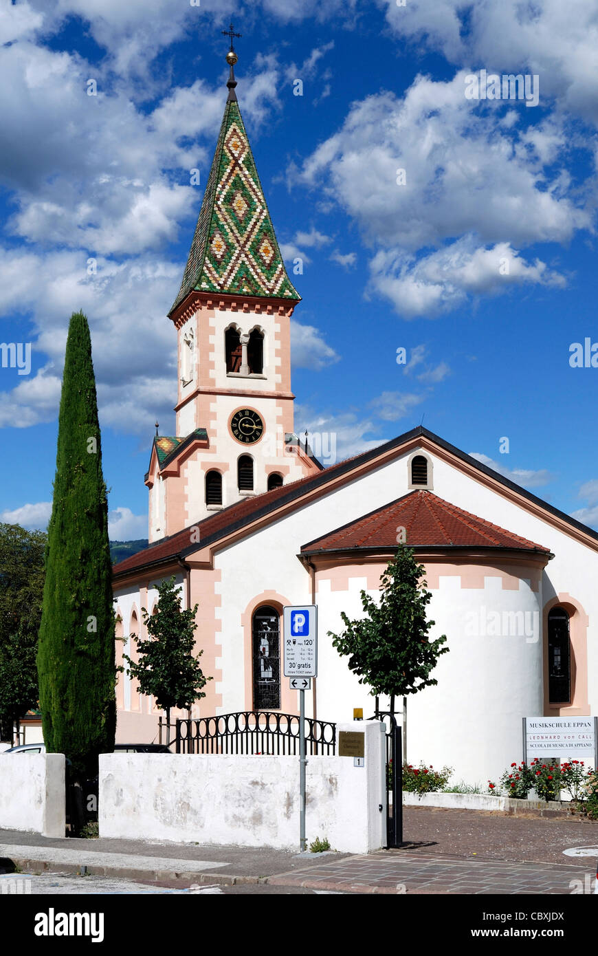 Pfarrei Kirche Saint. Michael in der Gemeinde Eppan an der Südtiroler Wein-Route. Stockfoto