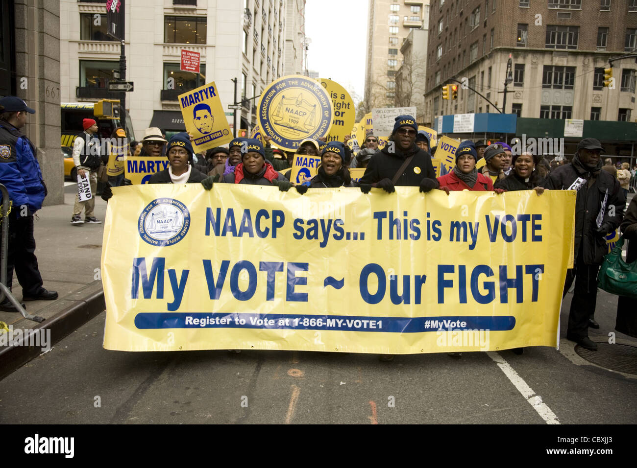 Gewerkschaftsmitglieder und andere marschieren in New York gegen bezahlte politische Einflussnahme in vielen Staaten, die Einschränkung der Rechte der Wähler Stockfoto